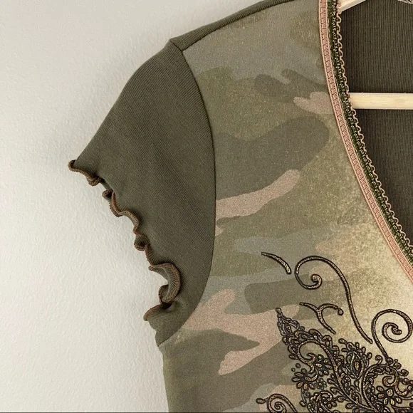 !SOLD! FANG Vintage Y2K Green Camo V Neck Flutter Sleeve Butterfly Graphic Tee - Picture 4 of 8